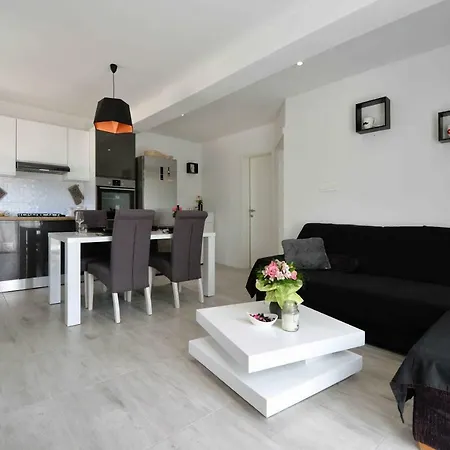 Lucy Apartament Murter