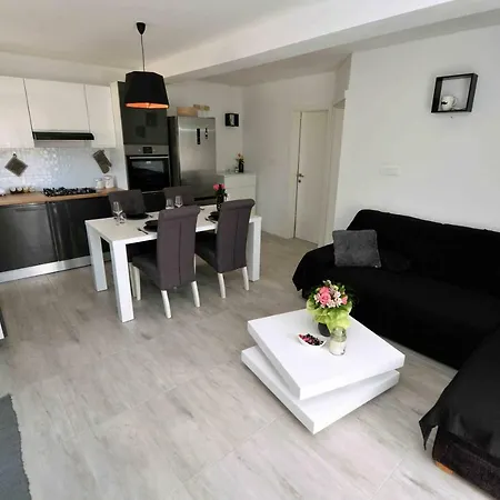 Lucy Apartment Murter